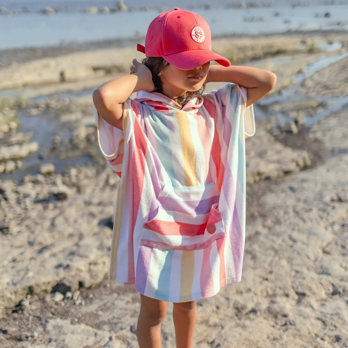Casquette rose à visière arrondie, enfant || Pink cap with rounded peak and embroidery, child